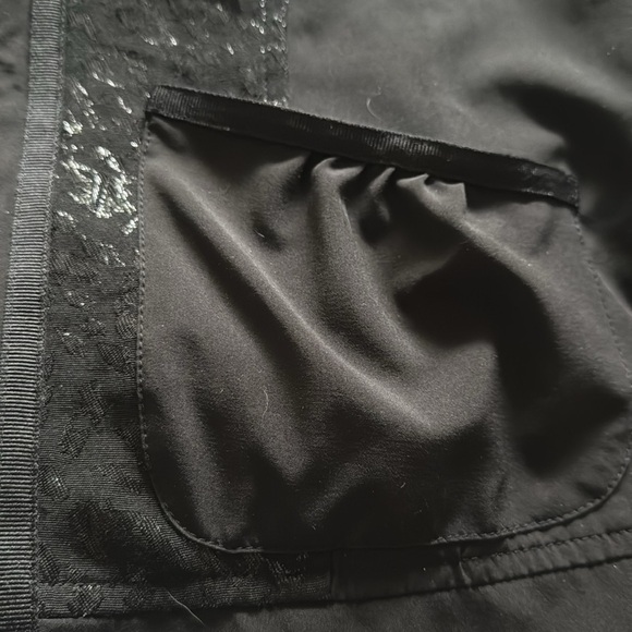 Chico’s Zenergy black full front zipper light jacket shimmer animal print Sz S - Picture 8 of 8